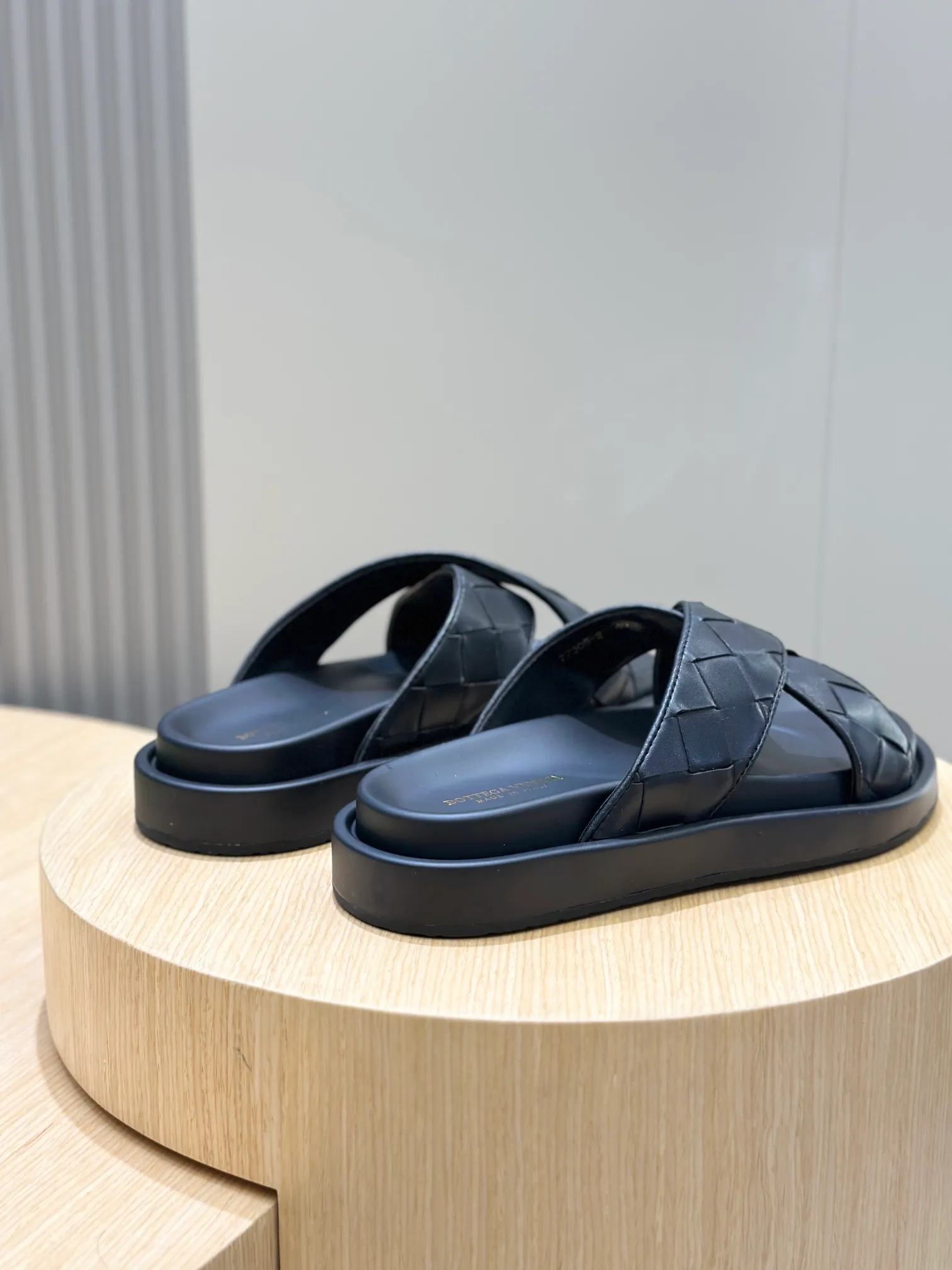 Factory price: 360💰BV hand-woven men's slippers and sandals - suitable for walking. It still emphasizes minimalism and practical wearability, but is full of vivid artistry. Super classic, luxurious and comfortable, imported cowhide + cowhide lining + lightweight outsole Size: 39-44 (customized at 38.45)